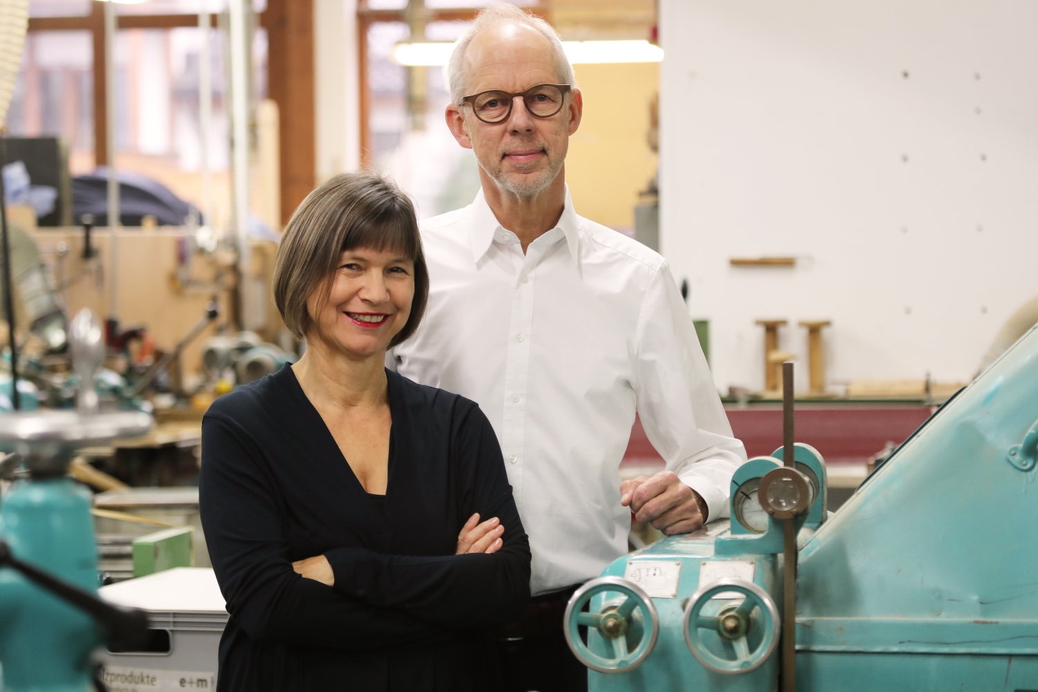 Manufakturen-Blog: Brigitte Federhofer-Mümmler und Wolfram Mümmler in ihrem Betrieb - seit vielen Jahren denken sie sich immer neue Schreibgeräte aus Holz aus (Foto: e+m Holzprodukte)