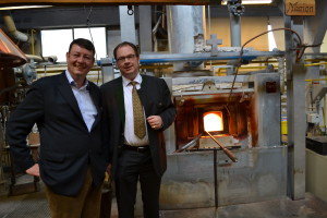 Wigmar Bressel vom Verband Deutsche Manufakturen zu Gast bei Ralf Müller von der Glasmanufaktur Dorotheenhütte, Wolfach