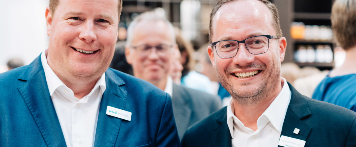 Manufakturen-Blog: Dr. Christopher Heinemann (r.) und Michael Hohoff von Manufactum während der Eröffnung des "Warenhauses" in Bremen (Foto: manufactum/Jonas Ginter für Wigmar Bressel)