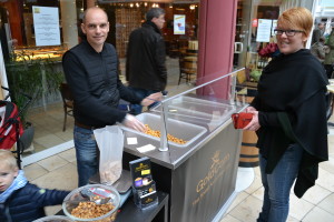 Manufakturen-Blog: Geschäftsführer Thorsten Hobein von GoldCorn füllt selbst das Popcorn am Messestand ab (Foto: Wigmar Bressel)