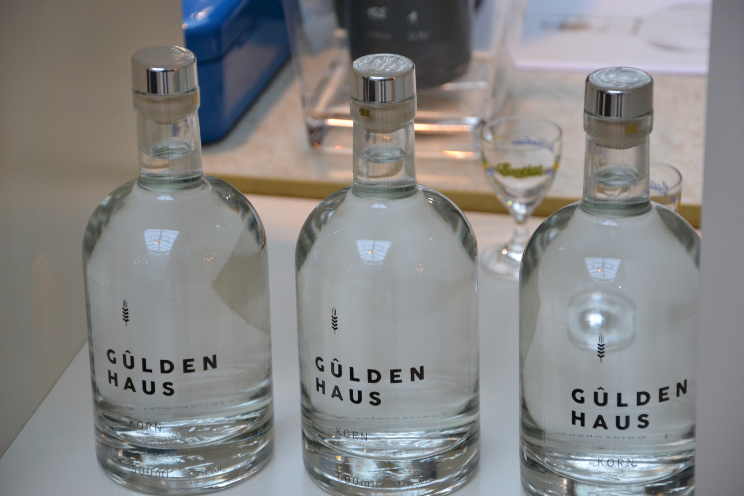 Manufakturen-Blog: Prächtige Flasche, glasklarer Korn von Güldenhaus aus Bremen (Foto: Stefanie Bressel)
