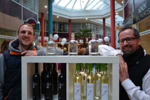 Manufakturen-Blog: Hauke Eimann und Timo Koschnick (v. l.) belebten die Bremer Traditionsmarke "Güldenhaus" wieder - der erste Korn ist gebrannt, Wein abgefüllt (Foto: Stefanie Bressel)