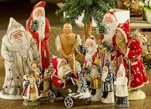 Manufakturen-Blog: Einige versammelte Weihnachtsmänner von Marolin (Foto: Christian Forkel)