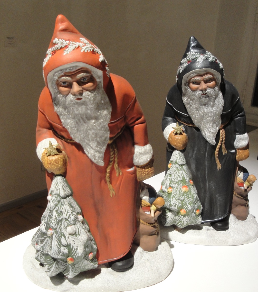 Manufakturen-Blog: Weihnachtsmänner von Marolin gibt es in vielen Farben (Foto: Wigmar Bressel)
