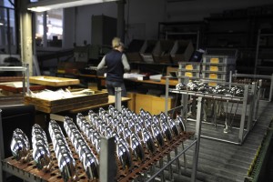 Manufakturen-Blog: Silberbesteck von Wilkens in der Produktion auf dem Weg in die Entfettung (Foto: Martin Specht)
