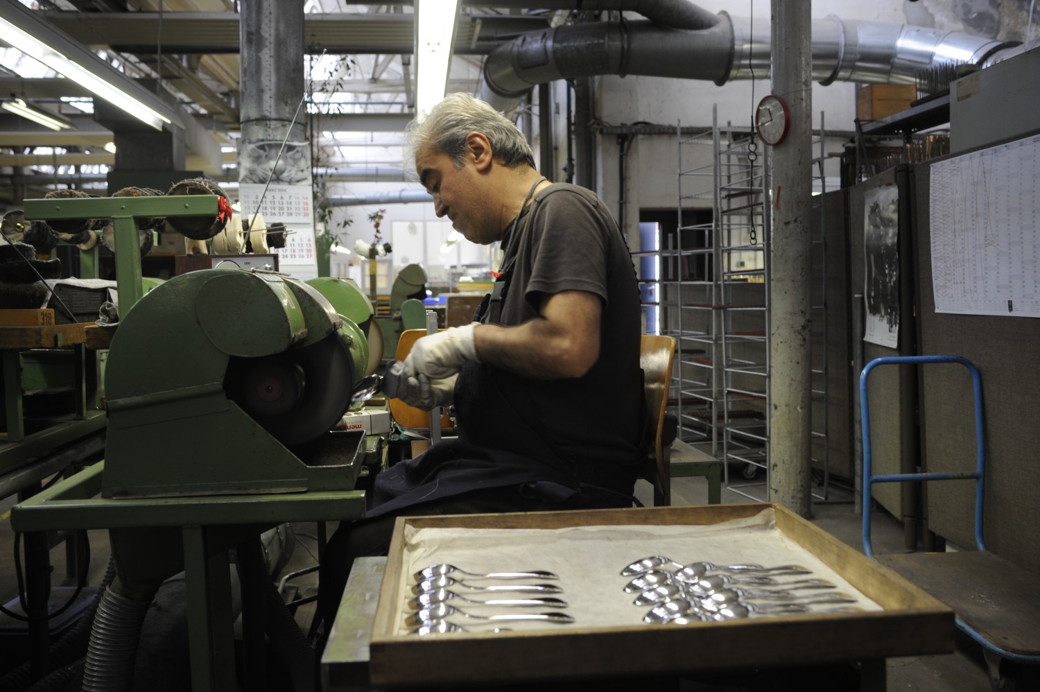 Manufakturen-Blog: In der Poliererei von Wilkens - nach der Verformung muss das Silber wieder zum Glänzen gebracht werden (Foto: Martin Specht)