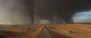 Manufakturen-Blog: Irak. Mossul Offensive. In der Nähe der Stadt Qayyara haben Angehörige des IS vor ihrem Abzug etliche Ölquellen in Brand gesetzt. (Foto: Martin Specht)