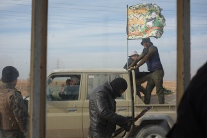 Manufakturen-Blog: Irak, Mossul Offensive. Angehörige einer schiitischen Miliz passieren einen christlichen Checkpoint. (Foto: Martin Specht)