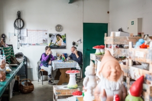 Manufakturen-Blog: Mittagspause in der Gartenzwerg Werkstatt - trotzdem rufen bei Griebels Kunden an (Foto: Moritz Frankenberg)