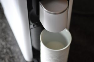 Manufakturen-Blog: Für Leysieffers Milchaufschäumer 50 ml Milch in die Tasse geben... (Foto: Wigmar Bressel)