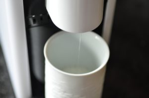 Manufakturen-Blog: ....ein heißer Wasserstrahl mit hohem Druck schäumt die Milch kontaktlos auf - es entsteht praktisch kein Reinigungsbedarf (Foto: Wigmar Bressel)