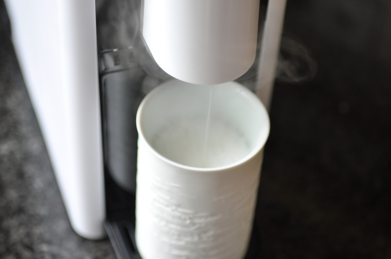 Manufakturen-Blog: Leysieffers kontaktloser Milchaufschäumer bei der Arbeit - eine hohe, schmale Tasse bringt bessere Erfolge (Foto: Wigmar Bressel)