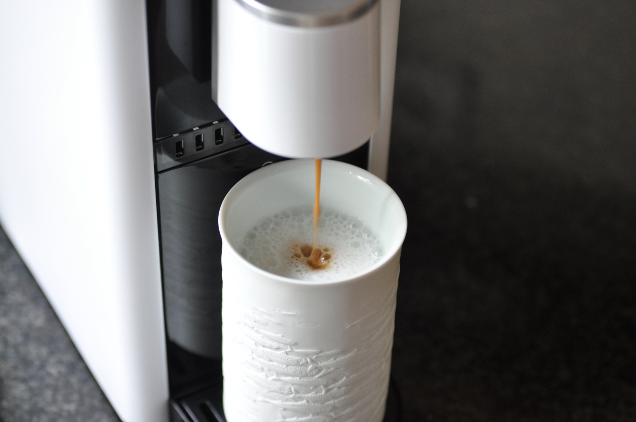 Manufakturen-Blog: Besonders gut gelingt der Latte macchiato in einer hohen, schmalen Tasse, wie einer der Porzellanmanufaktur Fürstenberg (Foto: Wigmar Bressel)