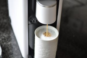 Manufakturen-Blog: Besonders gut gelingt der Latte macchiato in einer hohen, schmalen Tasse, wie einer der Porzellanmanufaktur Fürstenberg (Foto: Wigmar Bressel)