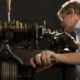 Manufakturen-Blog: Jochen Benzinger beim Guillochieren eines handgefertigten Zifferblatts (Foto: Benzinger Uhrenunikate)