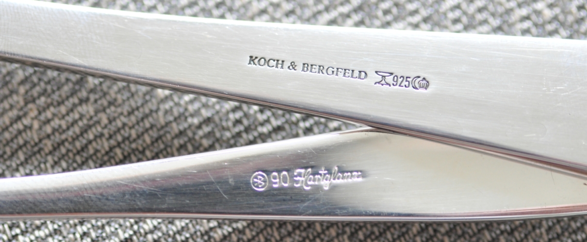 Manufakturen-Blog: Koch & Bergfelds Silber - oben mit Namenszug, unten mit der früheren Versilbert-Marke KB Rücken an Rücken im Kreis (Foto: Wigmar Bressel)