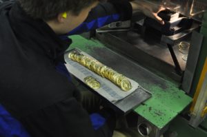 Manufakturen-Blog: Kevin Klein am 'Durchstoß' in der Prägerei - Grate werden mit Werkzeugen "abgeschnitten" (Foto: Wigmar Bressel)
