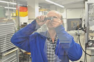 Manufakturen-Blog: Michael Wurzler von Deumers Werkzeugbau kontrolliert eine Probeprägung (Foto: Wigmar Bressel)