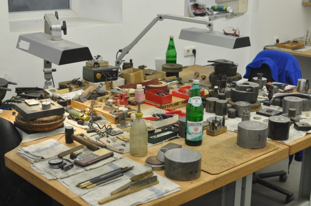 Manufakturen-Blog: Blick auf den Arbeitstisch im Werkzeugbau (Foto: Wigmar Bressel)
