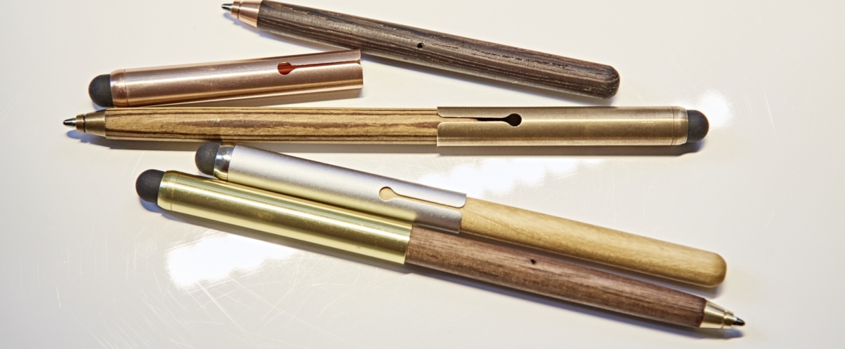 Manufakturen-Blog: Kugelschreiber 'Style.us' von e+m Holzprodukte in den vier Holzausführungen Wenge, Zebrano, Wildkirsche und Walnuss (Foto: Deutsche Manufakturen e. V. / Marcus Meyer)