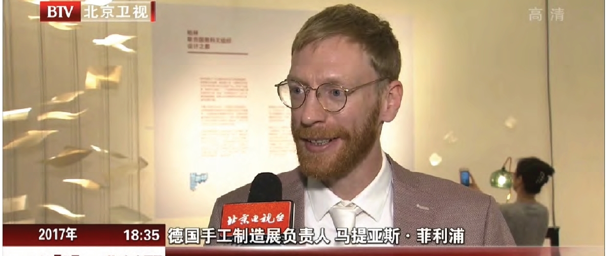Manufakturen-Blog: Matthias Philipp von der 'Handmade-Worldtour' erklärt dem chinesischen Fernsehen deutsche Manufakturen (Foto: Direktorenhaus)