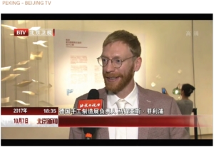 Manufakturen-Blog: Matthias Philipp von der 'Handmade-Worldtour' erklärt dem chinesischen Fernsehen deutsche Manufakturen (Foto: Direktorenhaus)