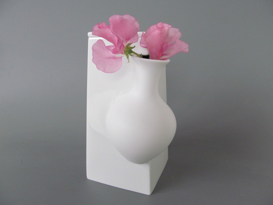Manufakturen-Blog: Veit Streitenbergs 'falling vases' - eine klassische Höchst-Vase 'stürzt' in eine geometrische Form (Foto: Höchster Porzellanmanufaktur)
