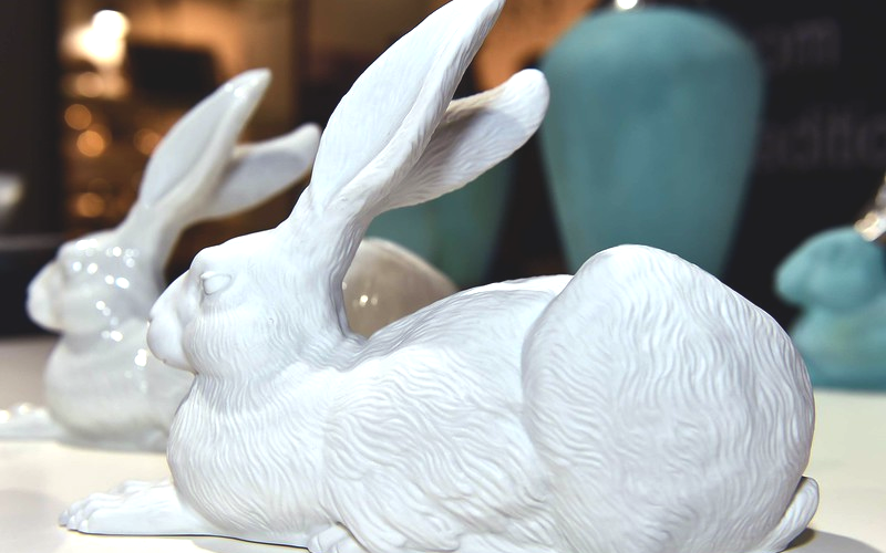 Manufakturen-Blog: Der Künstler Ottmar Hörl hat den berühmten 'Dürer-Hasen' aus der Zeichnung in die Dreidimensionalität übersetzt und zum Zentrum einer bekannten Kunstaktion mit 7000 Hasen gemacht. (Foto: Höchster Porzellanmanufaktur)