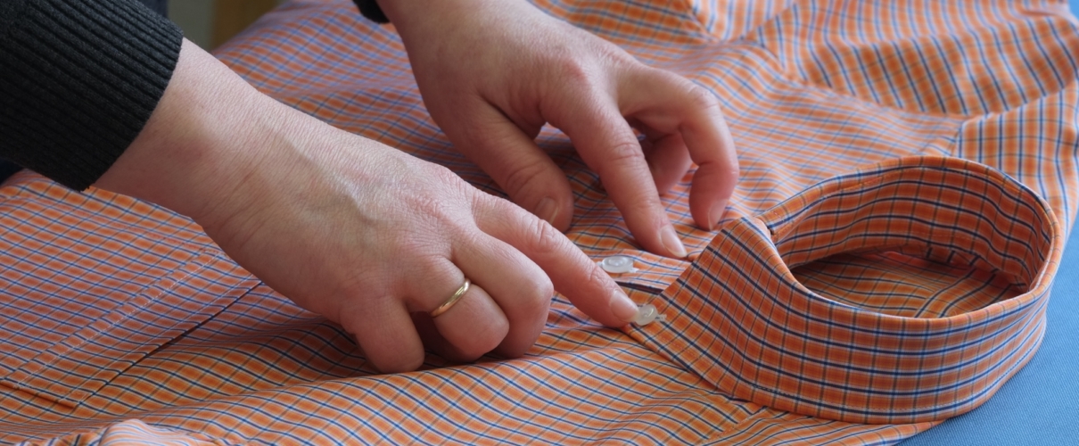 Manufakturen-Blog: Endkontrolle eines Hemdes mit Button-down-Kragen bei Campe & Ohff in Lauterbach (Foto: Martin Specht)