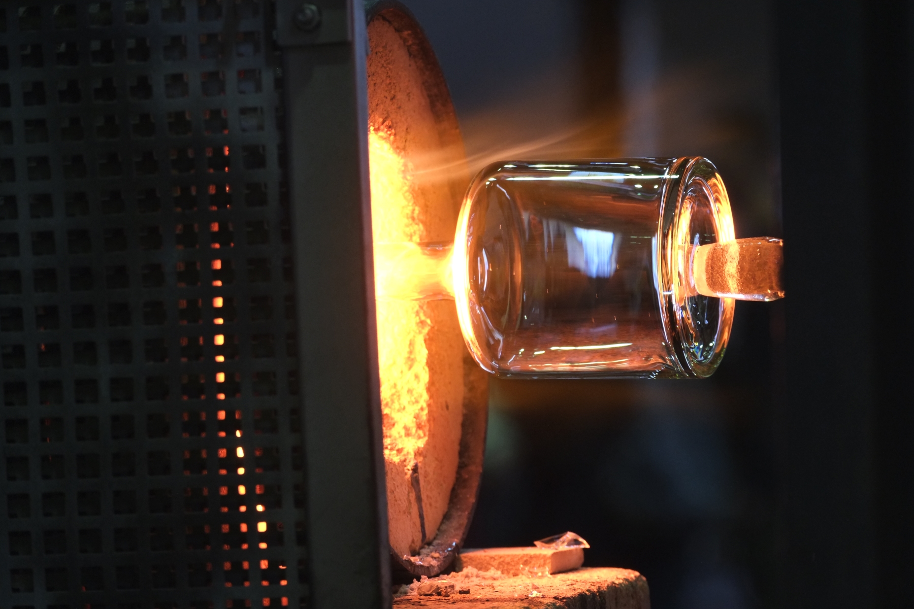 Manufakturen-Blog: Herstellung einer Schlegelflasche in der Glasmanufaktur von Poschinger (Foto: Martin Specht / Deutsche Manufakturen)