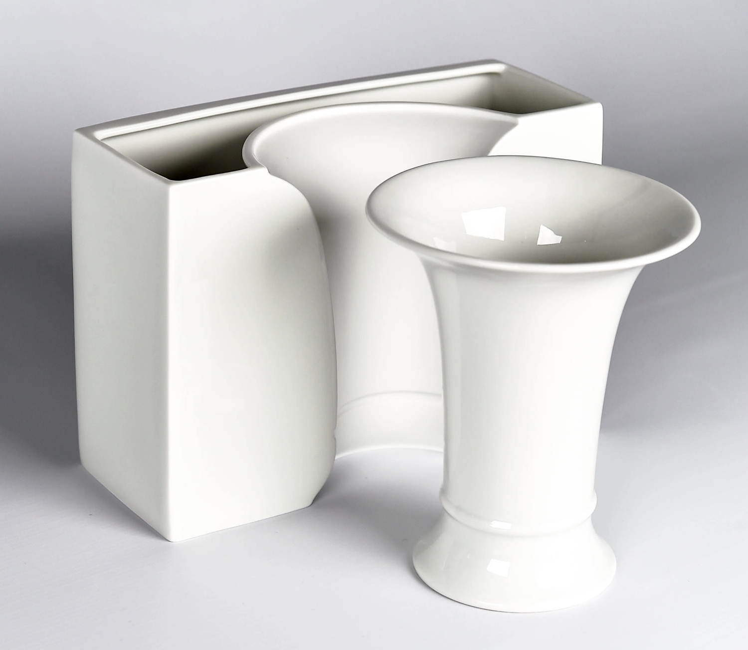 Manufakturen-Blog: Trompetenvase "alt" - vorne - und Vase "neu" mit dem Eindruck der Trompetenvase (Foto: Höchster Porzellanmanufaktur)