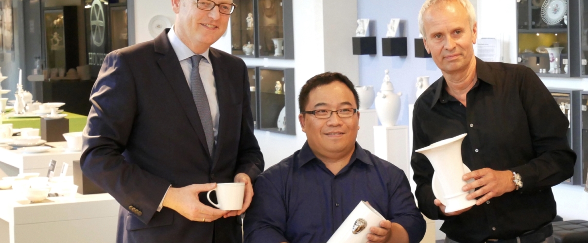 Manufakturen-Blog: Yung Wen Evan Chung (M.) mit dem Frankfurter Wirtschaftsdezernenten Markus Frank (l.) und dem Künstlerischen Leiter der Höchster Porzellanmanufaktur Mario Effenberger (Foto: Höchster Porzellanmanufaktur)
