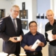 Manufakturen-Blog: Yung Wen Evan Chung (M.) mit dem Frankfurter Wirtschaftsdezernenten Markus Frank (l.) und dem Künstlerischen Leiter der Höchster Porzellanmanufaktur Mario Effenberger (Foto: Höchster Porzellanmanufaktur)