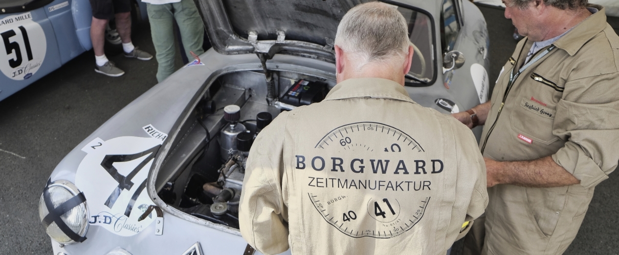 Manufakturen-Blog: Das Borgward Zeitmanufaktur Rennteam bei der Arbeit am historischen Rennwagen (Foto: Jürgen Betz, Borgward Zeitmanufaktur)