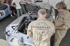 Manufakturen-Blog: Das Borgward Zeitmanufaktur Rennteam bei der Arbeit am historischen Rennwagen (Foto: Jürgen Betz, Borgward Zeitmanufaktur)