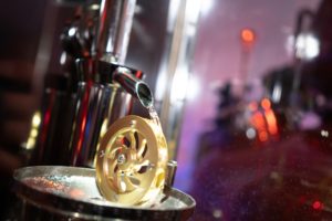 Manufaktuen-Blog: Scheibeltypisch fließt auch der Emill während des Destillierens über Gold - halt ein Goldenes Mühlrad (Foto: Scheibel)