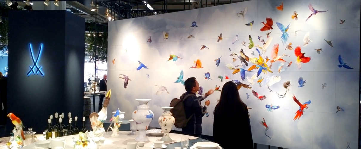Manufakturen-Blog: Asiaten bestaunen am neuen 'Ambiente'-Messestand der Porzellanmanufaktur Meissen den 'Vogelschwarm' (Foto: Wigmar Bressel)
