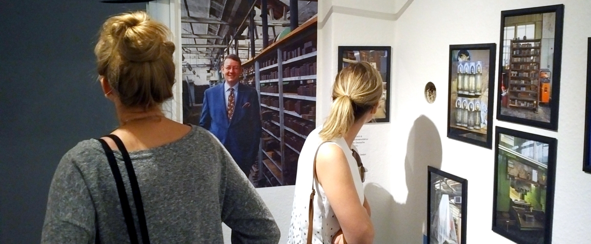 Manufakturen-Blog: Jahresausstellung der Hochschule für Kunst Bremen, Ausstellungsbesucherinnen in der sog. 'Hulsberg Crowd' (Foto: Wigmar Bressel)