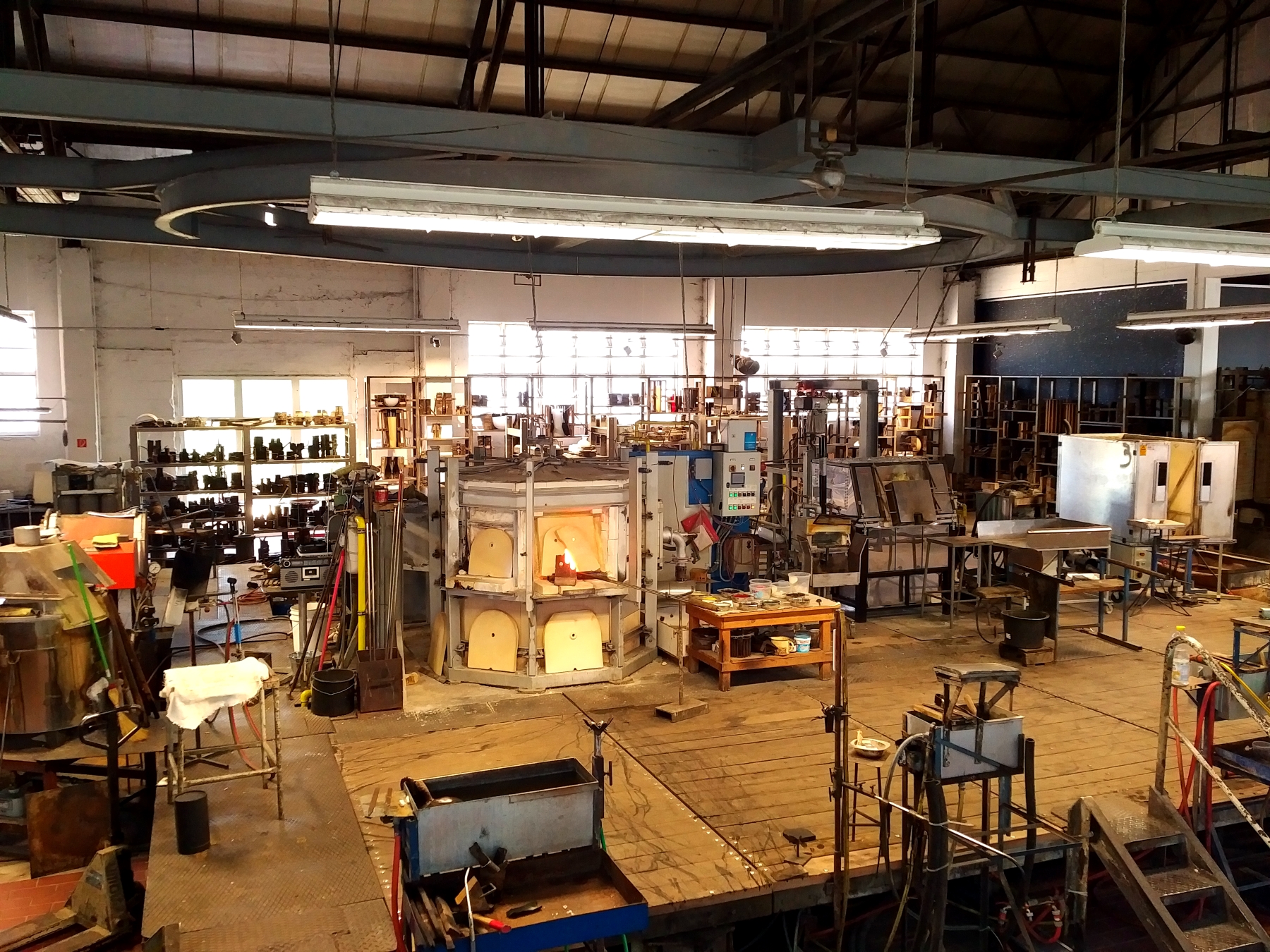 Manufakturen-Blog: Blick in die große Produktionshalle von Harzkristall in Derenburg (Foto: Wigmar Bressel)