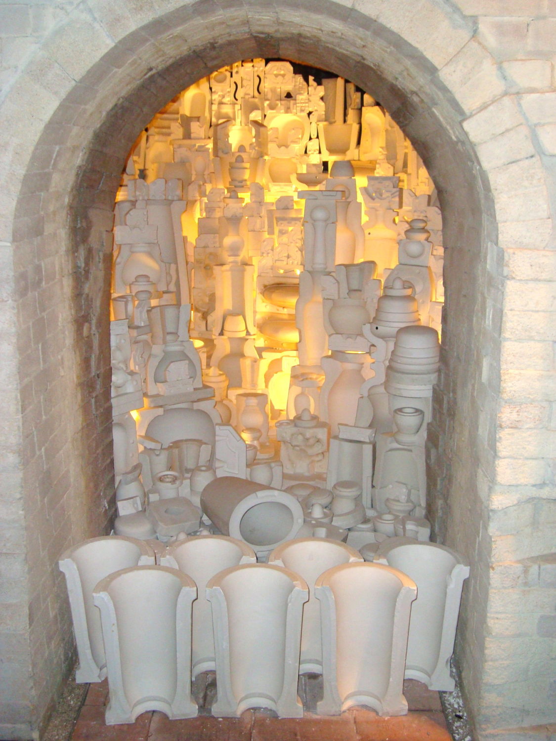Manufakturen-Blog: ...und hier das Original: Formen von Vasen im früheren Brennofen in der Ofenhalle der KPM (Foto: Wigmar Bressel)
