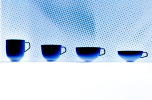 Manufakturen-Blog: Wie es sie nicht gibt - die vier Tassen der Form 'Fluen' in Blau der Porzellanmanufaktur Fuerstenberg (Bild: Wigmar Bressel)