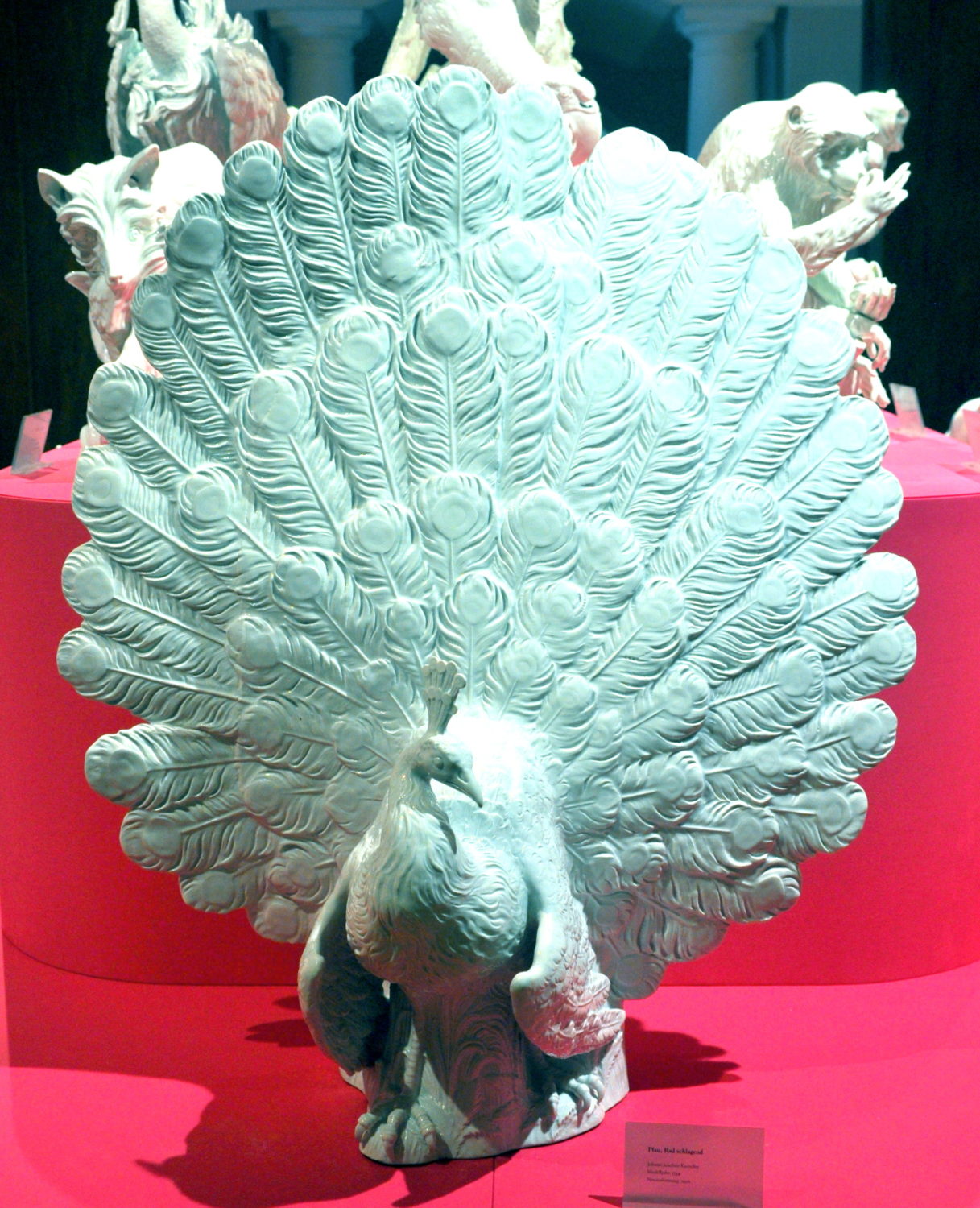 Manufakturen-Blog: ...und das Original: Porzellan-Pfau in der Dauerausstellung der Porzellanmanufaktur Meissen (Foto: Wigmar Bressel)
