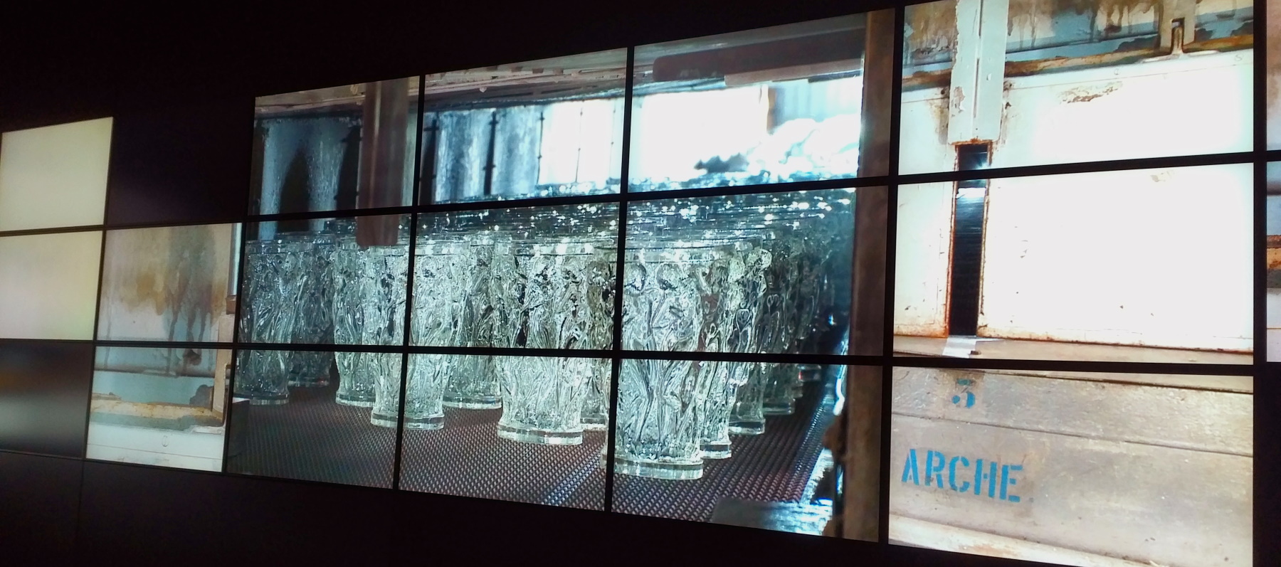 Manufakturen-Blog: Bildschirminstallation im Musée Lalique - im Glühofen wird das Glas heruntergekühlt (Foto: Wigmar Bressel)
