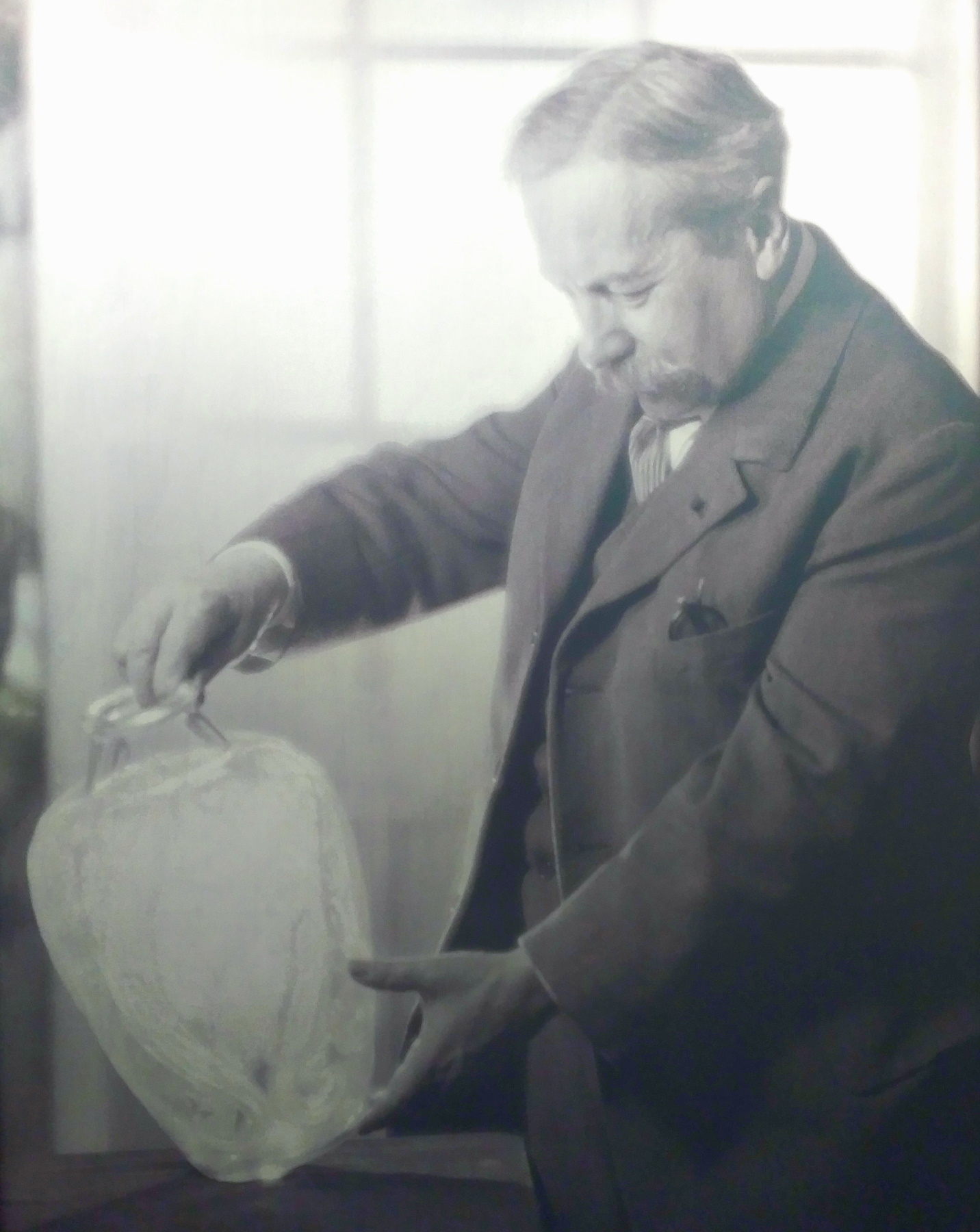 Manufakturen-Blog: René Lalique auf einem Foto um das Jahr 1925 herum im Werksmuseum in Wingen-sur-Moder (Repro: Wigmar Bressel)