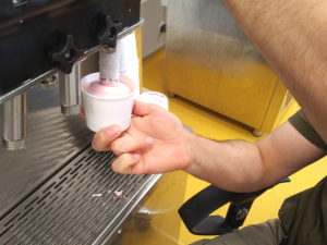 Manufakturen-Blog: Henry's Eismanufaktur in Saarbrücken Eis Produktion Erdbeereis (Foto: Wigmar Bressel)