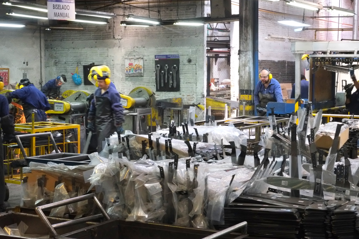 Manufakturen-Blog: Finish und Verpacken der Macheten bei INCOLMA in Manizales (Foto: Martin Specht)