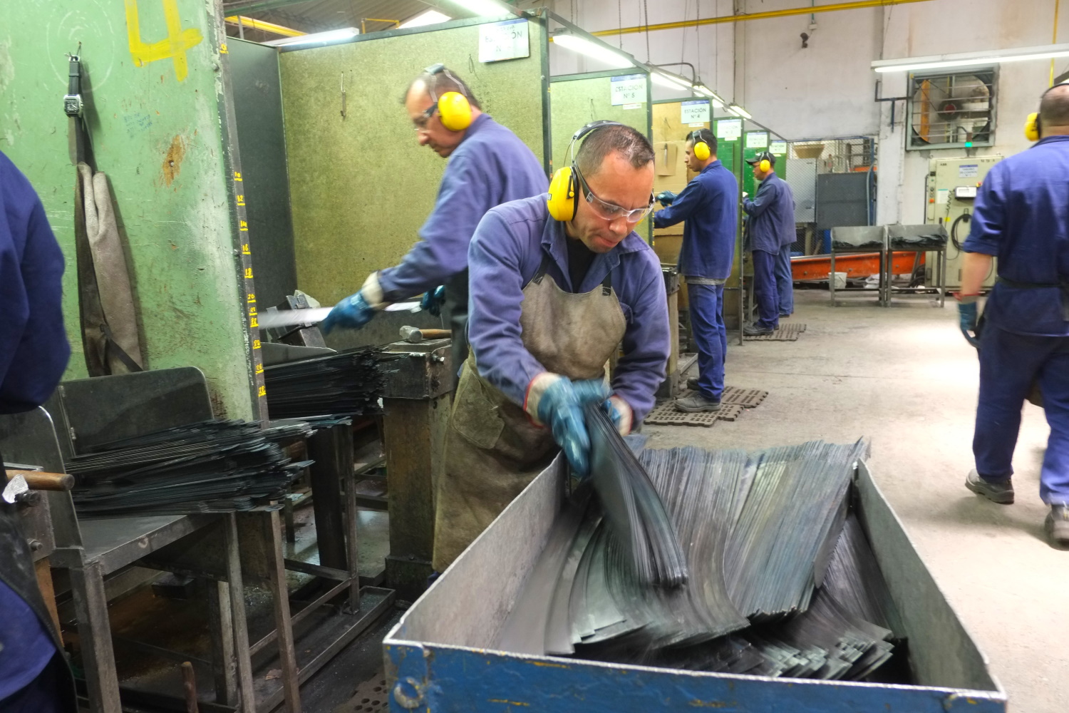 Manufakturen-Blog: INCOLMA Macheten aus Manizales Kolumbien Schleiferei (Foto: Martin Specht)