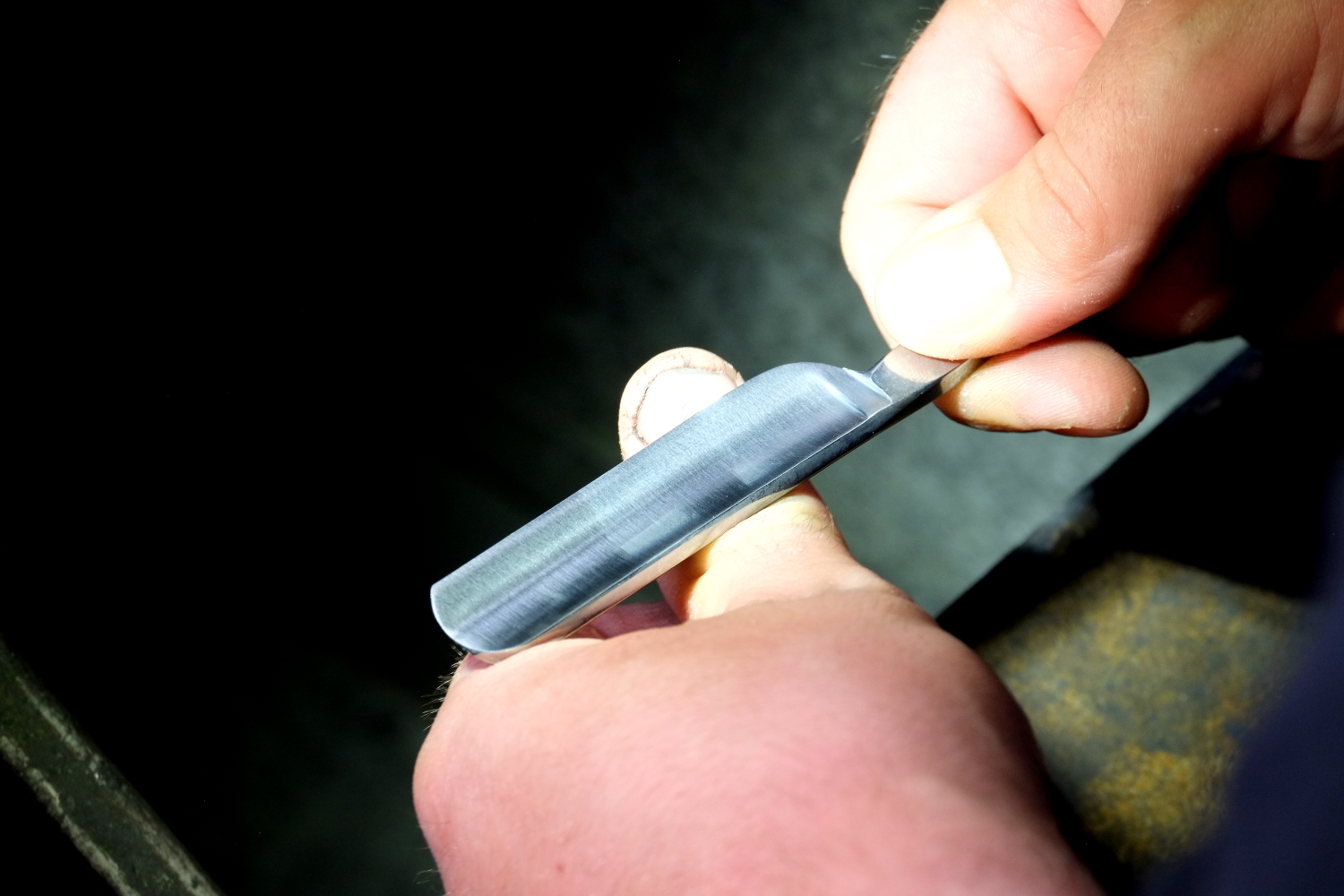 Manufakturen-Blog: Die Hohlklinge eines Rasiermessers muss hart und elastisch zugleich sein - Test am Daumenangel (Foto: Martin Specht)