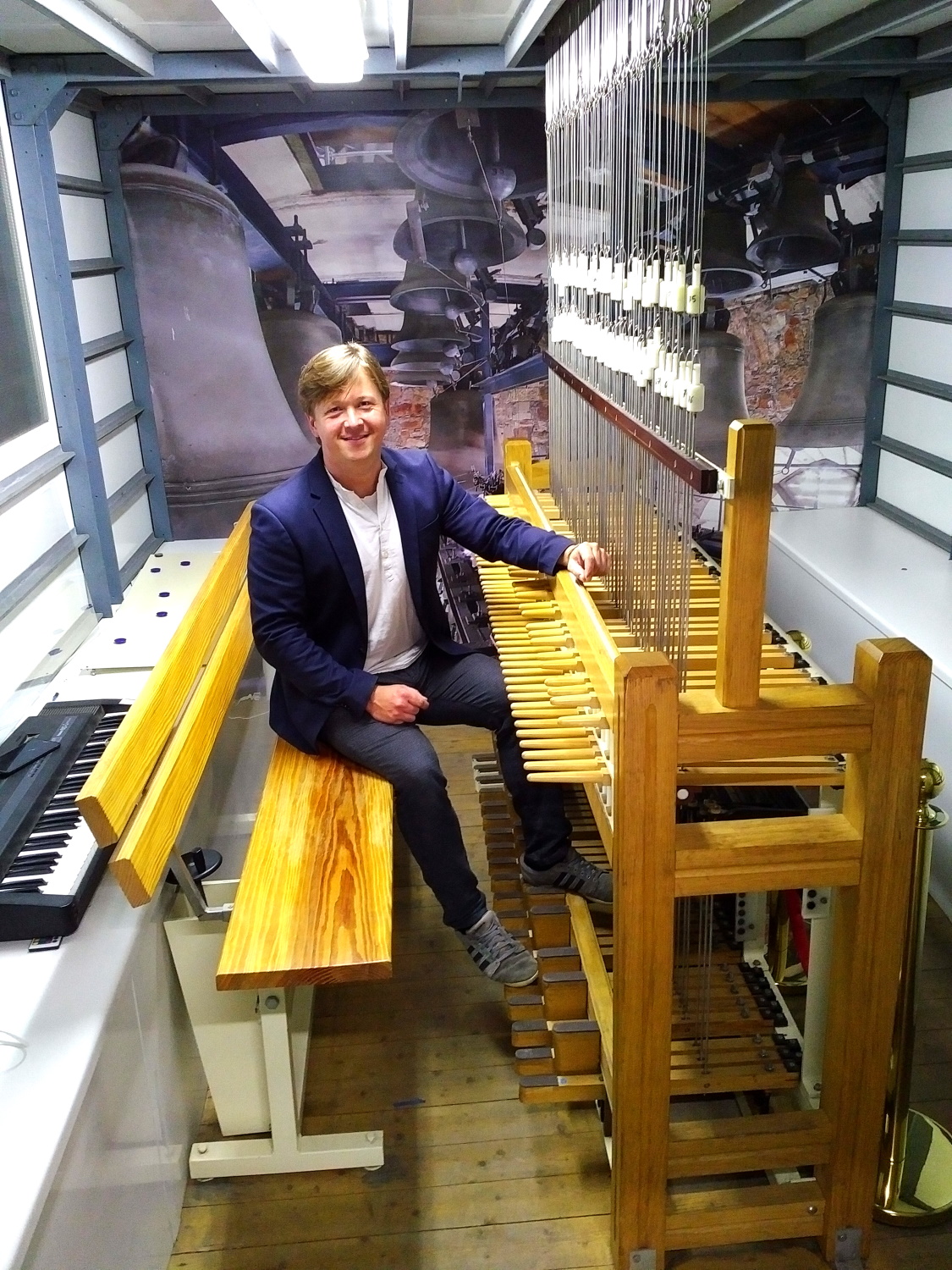 Manufakturen-Blog: Maximilian Metz an seiner ehrenamtlichen Wirkungsstätte - in einem schallisolierten Container zwischen den Glocken im Roten Turm im Carillon (Foto: Wigmar Bressel)
