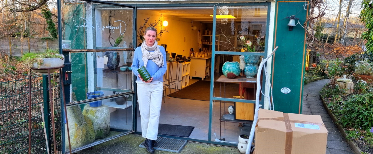 Manufakturen-Blog: Die Keramikerin Franziska M. Köllner vor ihrem Werkstattverkauf in der Leipziger Philipp-Reis-Straße 4 (Foto: Wigmar Bressel)